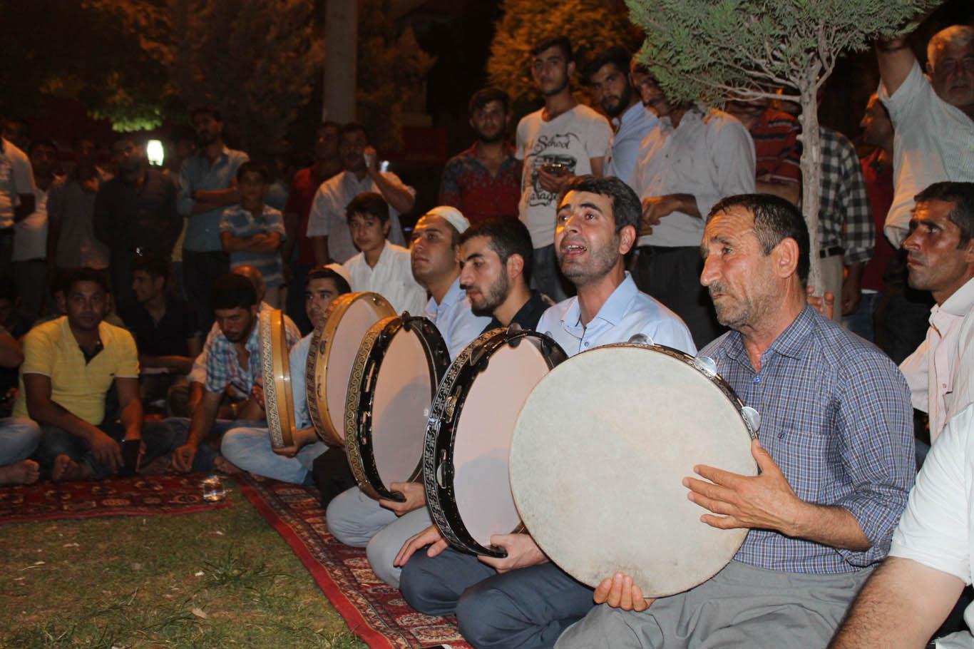 Suruç’ta darbe nöbeti 26’ncı gününde devam etti Suruç’ta darbe nöbeti 26’ncı gününde devam etti